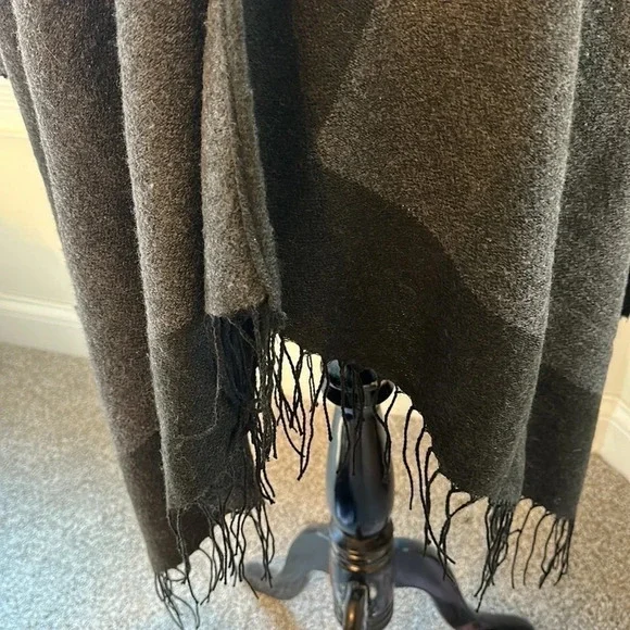 Isaac Mizrahi Cape, Black & Grey, NWOT, One Size - Picture 6 of 7